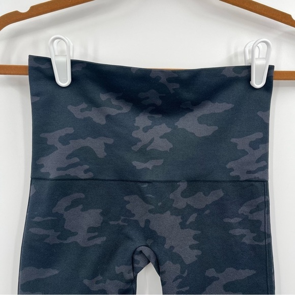 Spanx Look At Me Now Bike Short Black Camo Medium LIKE NEW! - Picture 4 of 9